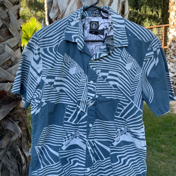Men’s Volcom button down shirt sleeve shirt. Classic fit. Dress or casual medium - Picture 1 of 4